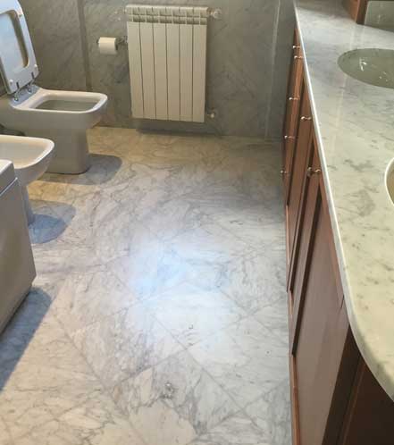 bagno con superfici in marmo